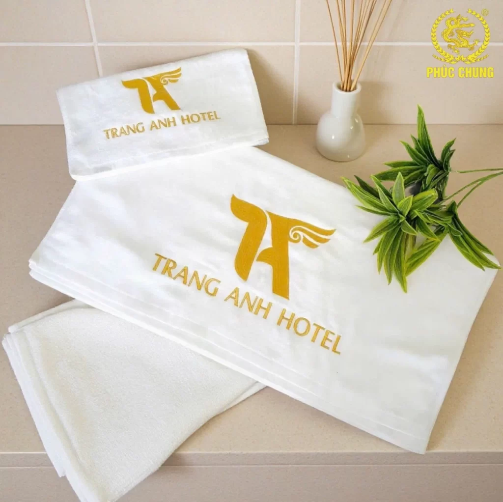 Khăn khách sạn thêu logo – Tăng nhận diện và sự chuyên nghiệp cho không gian lưu trú