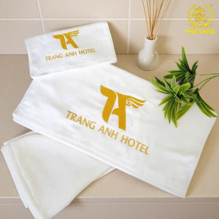 Khăn khách sạn thêu logo – Tăng nhận diện và sự chuyên nghiệp cho không gian lưu trú